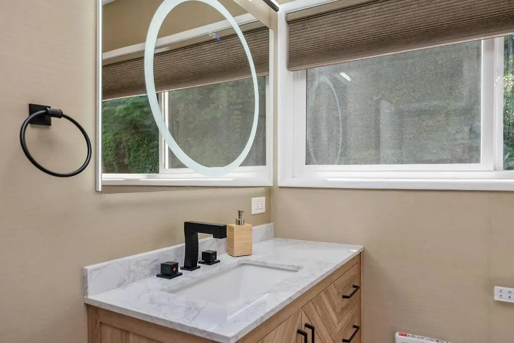 Breathtaking Views W/ Modern Lux - 2330 Apartment Portland